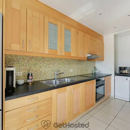 Eiffel Tower View - Charming Artist Flat - Gethosted Apartment Paris