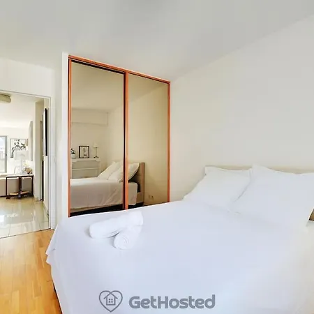 Eiffel Tower View - Charming Artist Flat - Gethosted Appartamento