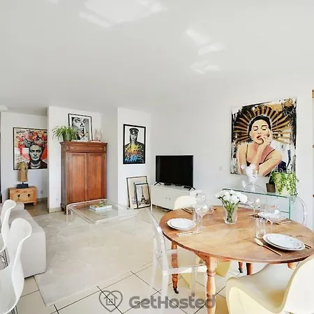 Eiffel Tower View - Charming Artist Flat - Gethosted Appartamento